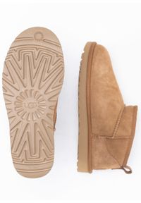 Ugg - UGG W Classic Ultra Mini Buty zimowe damskie. Okazja: na spacer, na co dzień. Wysokość cholewki: przed kostkę. Kolor: brązowy. Materiał: zamsz, jeans, materiał, wełna. Szerokość cholewki: normalna. Sezon: zima. Styl: elegancki, casual, klasyczny