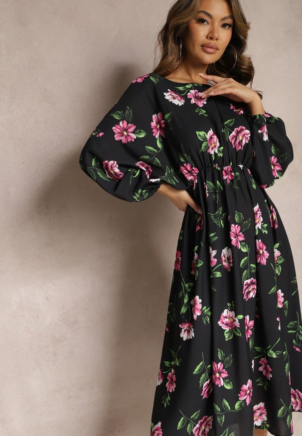 Renee - Czarno-Różowa Midi Sukienka w Kwiaty o Rozkloszowanym Kroju z Rękawami Nietoperz Jervia. Kolor: czarny. Wzór: kwiaty. Styl: elegancki. Długość: midi