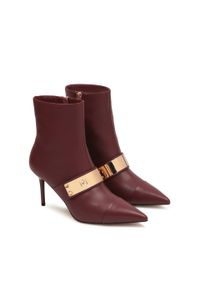 Kazar - Bordowe botki ze skóry licowej z efektowną metalową ozdobą. Zapięcie: pasek. Kolor: czerwony. Materiał: skóra. Szerokość cholewki: normalna. Wzór: aplikacja. Obcas: na obcasie. Styl: klasyczny. Wysokość obcasa: średni #2