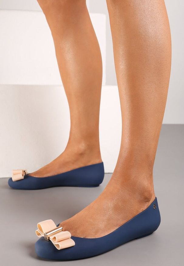 Born2be - Granatowo-Beżowe Płaskie Balerinki Meliski z Kokardką i Metalowym Elementem Cavela. Okazja: na co dzień. Kolor: niebieski. Materiał: jeans. Styl: elegancki, casual