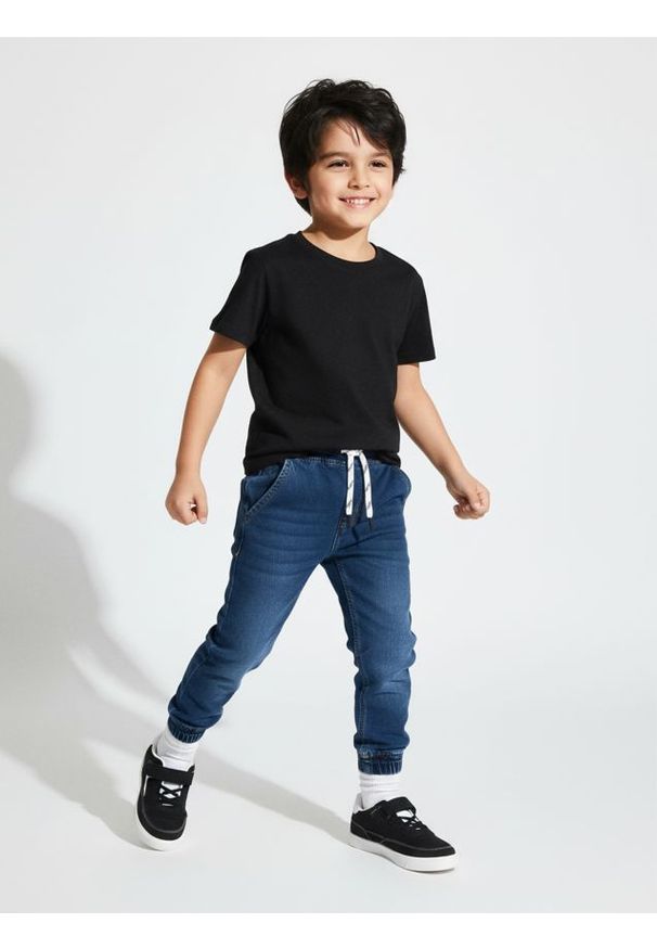 Sinsay - Jeansy jogger z efektem sprania - granatowy. Kolor: niebieski