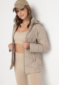 Born2be - Ciemnobeżowa Kurtka z Pikowanymi Przeszyciami i Odpinanym Kapturem Felanwen. Okazja: na co dzień. Kolor: beżowy. Materiał: jeans. Styl: sportowy, casual, elegancki #3