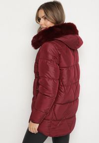 Born2be - Bordowa Pikowana Kurtka o Pudełkowym Kroju z Kapturem z Futerkiem Rearria. Okazja: na co dzień. Typ kołnierza: kaptur. Kolor: czerwony. Materiał: futro. Sezon: zima. Styl: casual, klasyczny #3