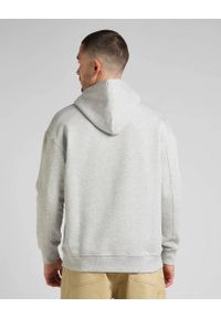 Lee - LEE HOODIE SEASONAL MĘSKA BLUZA KLASYCZNA Z KAPTUREM LOGO GREY MELE L84JRYMP. Typ kołnierza: kaptur. Styl: klasyczny