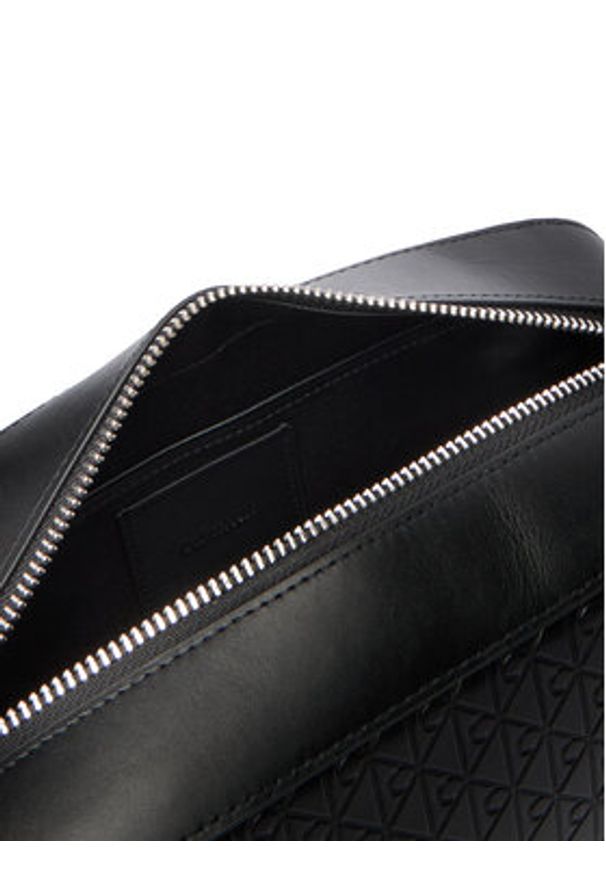 Calvin Klein Kosmetyczka Embossed Emblem Washbag LV04D1146G Czarny. Kolor: czarny. Materiał: skóra
