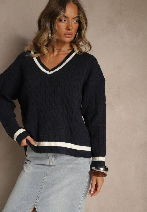 Renee - Granatowy Sweter w Stylu Preppy z Dodatkiem Kaszmiru i Warkoczowym Splotem Belmire. Okazja: na co dzień. Typ kołnierza: dekolt w serek. Kolor: niebieski. Materiał: kaszmir. Wzór: ze splotem. Styl: casual, klasyczny