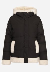 Born2be - Czarna Pikowana Kurtka o Prostym Kroju z Kapturem Obszyta Ozdobnym Futerkiem Ettelinea. Okazja: na co dzień. Typ kołnierza: kaptur. Kolor: czarny. Materiał: futro. Styl: casual #2