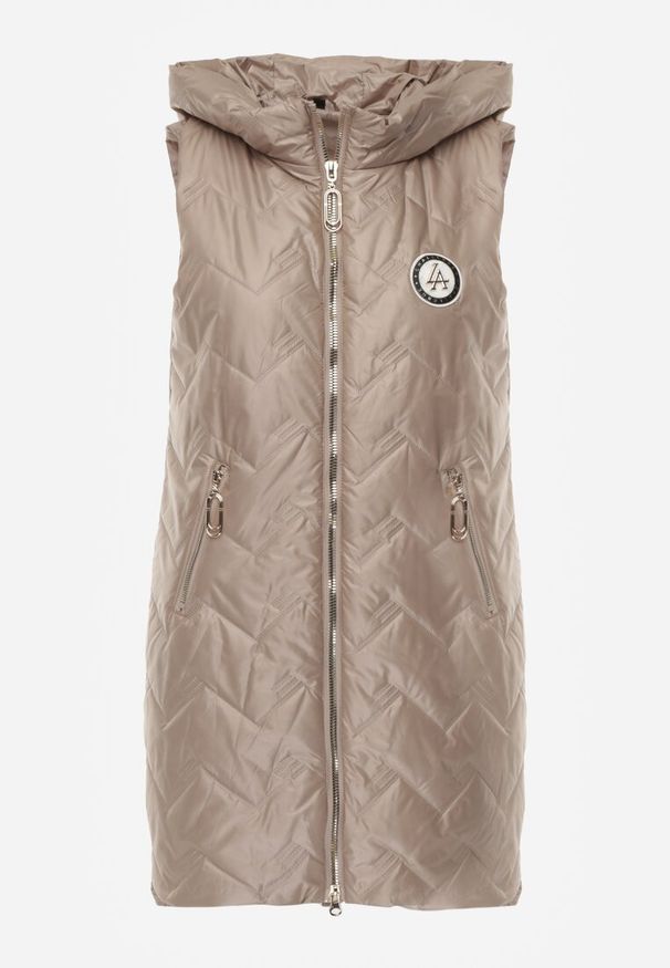 Renee - Brązowa Długa Pikowana Kamizelka z Kapturem i Ozdobną Naszywką Mentape. Typ kołnierza: kaptur. Kolor: brązowy. Długość: długie. Wzór: aplikacja. Styl: sportowy