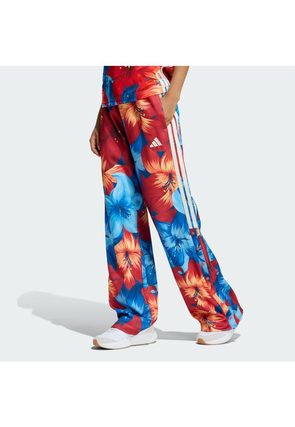 Adidas - SPODNIE DRESOWE ADIDAS x FARM RIO HOUSE OF TIRO. Kolor: niebieski, czerwony, biały, wielokolorowy. Materiał: dresówka. Sport: fitness