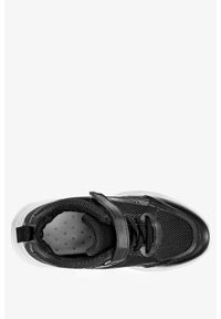 Casu - Czarne buty sportowe na rzep brokatowy pasek casu 18/3/21/m. Zapięcie: rzepy. Kolor: czarny
