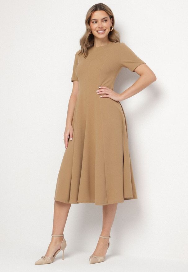 Born2be - Ciemnobeżowa Sukienka Rozkloszowana z Taliowaniem Telorwena. Okazja: na randkę, na ślub cywilny, na wesele. Kolor: beżowy. Długość rękawa: krótki rękaw. Styl: klasyczny