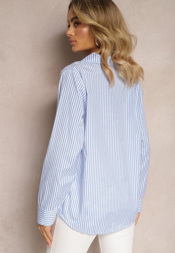 Renee - Niebieska Koszula o Klasycznym Fasonie z Guzikami w Paski Adetia. Okazja: na co dzień, na spotkanie biznesowe, do pracy. Kolor: niebieski. Materiał: jeans. Wzór: paski. Styl: klasyczny