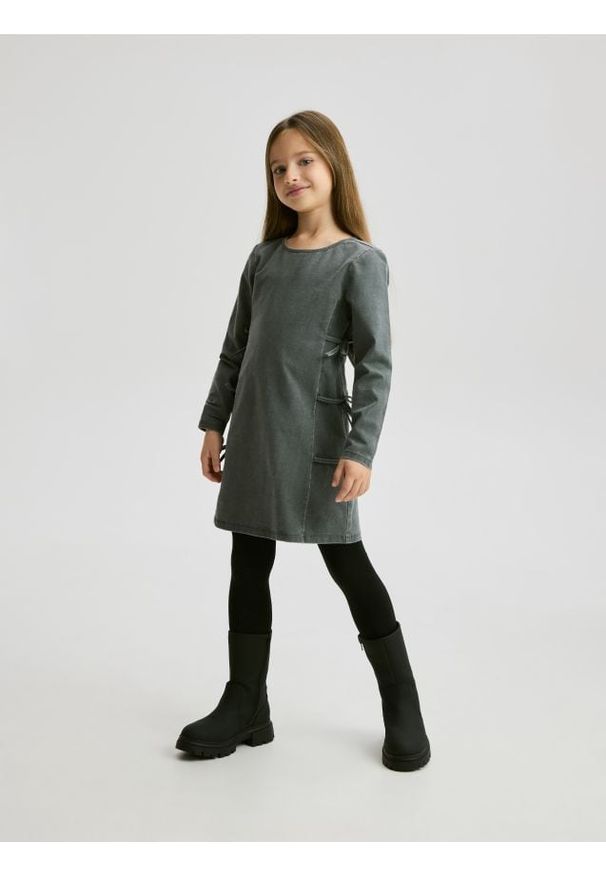 Reserved - Sukienka z kokardkami - ciemnoszary. Typ kołnierza: kokarda. Kolor: szary. Materiał: bawełna. Typ sukienki: proste