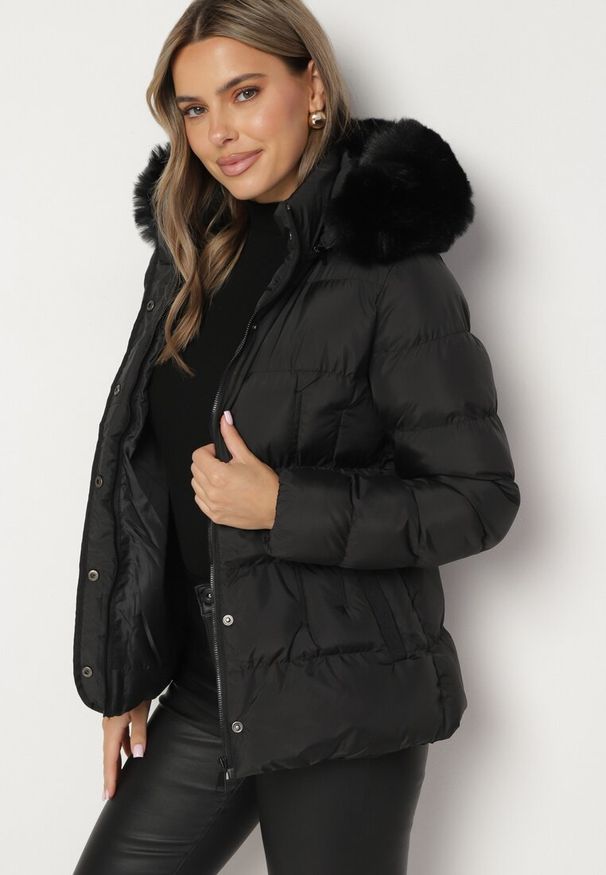 Born2be - Czarna Kurtka z Futrem Pikowana z Odpinanym Kapturem Raiona. Okazja: na co dzień, na spacer. Kolekcja: plus size. Kolor: czarny. Materiał: futro. Styl: elegancki, casual