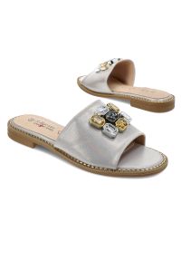 Beżowe Klapki S.Barski Eleganckie Obuwie Damskie. Okazja: na co dzień. Kolor: beżowy. Materiał: tkanina. Wzór: aplikacja. Styl: elegancki