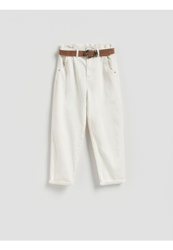 Reserved - Jeansy paperbag z paskiem - biały. Kolor: biały