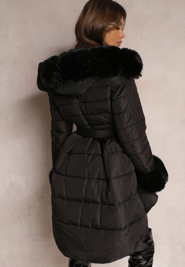 Renee - Czarna Kurtka Pikowana z Futerkiem Pasilinai. Kolor: czarny. Materiał: futro. Długość rękawa: długi rękaw. Długość: długie. Sezon: zima, jesień