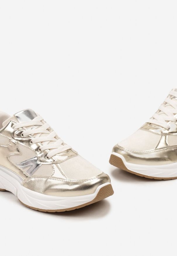 Renee - Złote Sneakersy Sznurowane Ozdobione Wstawkami z Materiału Eanfla. Kolor: złoty. Materiał: materiał. Wzór: aplikacja