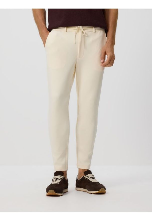 Reserved - Spodnie chino slim fit - złamana biel. Materiał: bawełna, tkanina