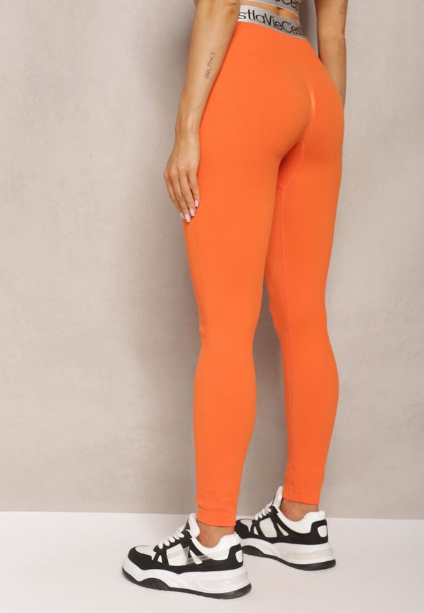 Renee - Pomarańczowe Sportowe Legginsy Elastyczne z Ozdobną Szeroką Gumą w Pasie Larnode. Okazja: na co dzień. Kolor: pomarańczowy. Materiał: guma. Styl: sportowy