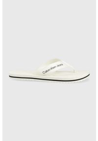 Calvin Klein Jeans japonki damskie kolor biały na płaskim obcasie. Kolor: biały. Materiał: materiał. Wzór: gładki. Obcas: na obcasie. Wysokość obcasa: niski