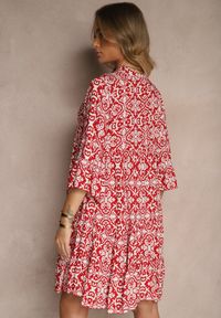 Renee - Czerwona Rozkloszowna Sukienka z Bawełny w Ornamentalny Wzór z Falbaną Lanariella. Typ kołnierza: kołnierz z falbankami. Kolor: czerwony. Materiał: bawełna. Typ sukienki: rozkloszowane #4