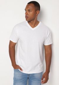 Born2be - Biała Bawełniana Koszulka T-shirt Basic z Dekoltem w Serek Malvinea. Okazja: na spotkanie biznesowe, do pracy, na co dzień. Typ kołnierza: dekolt w serek. Kolor: biały. Materiał: bawełna. Styl: biznesowy, casual, elegancki #4