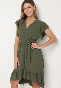Born2be - Ciemnozielona Rozkloszowana Sukienka Ozdobiona Falbanką i Paskiem Natiellea. Okazja: na co dzień. Typ kołnierza: kołnierz z falbankami. Kolor: zielony. Wzór: aplikacja. Styl: casual #1