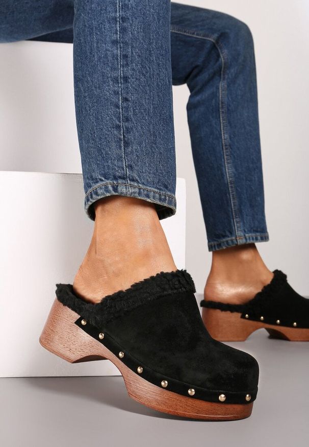 Born2be - Czarne Klapki Typu Mule na Grubej Podeszwie z Barankiem i Ćwiekami Cretinea. Okazja: na co dzień. Kolor: czarny. Materiał: jeans. Wzór: aplikacja. Sezon: jesień. Styl: elegancki, casual