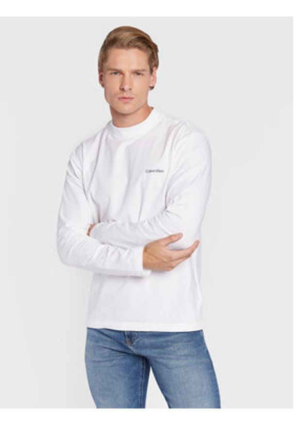 Calvin Klein Longsleeve Micro Logo K10K110179 Biały Regular Fit. Kolor: biały. Materiał: bawełna. Długość rękawa: długi rękaw