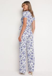 Born2be - Biało-Niebieski Kombinezon w Kwiaty z Krótkim Rękawem i Dekoltem w Serek z Długimi Nogawkami Nestaanne. Okazja: na co dzień. Kolor: biały. Materiał: jeans. Długość rękawa: krótki rękaw. Długość: krótkie. Wzór: kwiaty. Styl: casual, elegancki, wizytowy #6