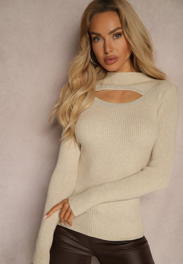 Renee - Beżowy Prążkowany Golf z Dekoltem Ozdobionym Cyrkoniami i Wycięciem Meriannes. Okazja: na co dzień. Typ kołnierza: golf. Kolor: beżowy. Materiał: prążkowany. Wzór: aplikacja. Styl: casual, elegancki