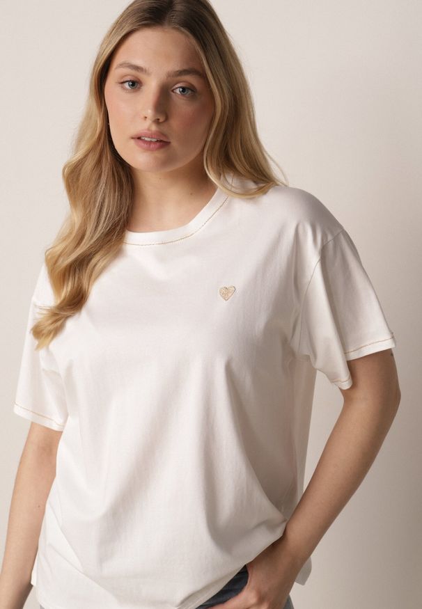 Born2be - Biały Bawełniany T-shirt z Serduszkiem i Ozdobnymi Łańcuszkami Jynorin. Okazja: na co dzień, do pracy. Kolor: biały. Materiał: bawełna. Wzór: aplikacja. Styl: elegancki, casual, klasyczny