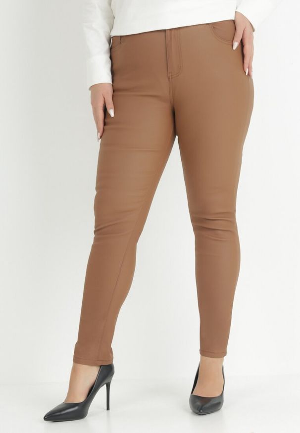 Born2be - Brązowe Spodnie Skinny Push Up Zami. Okazja: na co dzień. Kolekcja: plus size. Kolor: brązowy. Wzór: aplikacja. Styl: casual, elegancki