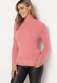 Born2be - Różowy Elastyczny Golf z Wełną i Ściągaczami Ozdobiony Długim Włosem Alussone. Typ kołnierza: golf. Kolor: różowy. Materiał: wełna. Długość rękawa: długi rękaw. Długość: długie. Wzór: aplikacja #3