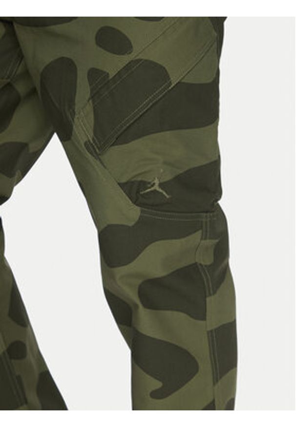 Nike Spodnie materiałowe FZ2060 Khaki Regular Fit. Kolor: brązowy. Materiał: bawełna