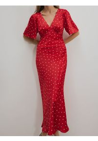 Reserved - Sukienka midi w grochy - czerwony. Kolor: czerwony. Materiał: wiskoza. Wzór: grochy. Długość: midi #1