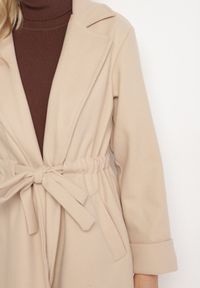 Born2be - Beżowy Płaszcz o Szlafrokowym Kroju z Marszczeniem w Talii i Wiązanym Paskiem Sartissa. Okazja: na co dzień. Kolor: beżowy. Materiał: jeans. Długość rękawa: długi rękaw. Długość: długie. Styl: casual, elegancki, klasyczny #6