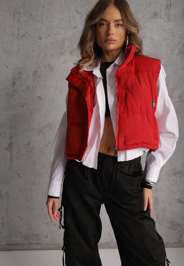Renee - Czerwona Pikowana Kamizelka Puffer o Kroju Crop Tadrel. Typ kołnierza: golf. Kolor: czerwony. Materiał: jeans, poliester. Długość rękawa: długi rękaw. Wzór: gładki. Styl: sportowy, klasyczny