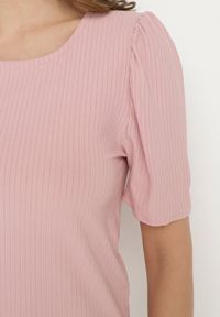 Born2be - Różowy Prążkowany T-shirt z Zakładkami przy Rękawach Kolanovia. Okazja: na co dzień. Kolor: różowy. Materiał: prążkowany. Styl: casual #5