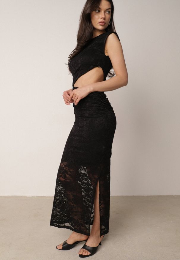 Born2be - Czarna Koronkowa Sukienka Koktajlowa z Asymetrycznym Wycięciem w Talii Maniassi. Okazja: na randkę, na wesele, na ślub cywilny, na imprezę. Kolor: czarny. Materiał: koronka. Typ sukienki: asymetryczne. Styl: wizytowy