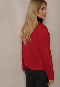 Renee - Bordowa Asymetryczna Kurtka Ramoneska z Imitacji Zamszu Kmiya. Kolekcja: plus size. Kolor: czerwony. Materiał: zamsz