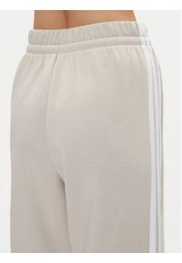 Adidas - adidas Spodnie dresowe Essentials 3-Stripes JW9215 Beżowy Regular Fit. Kolor: beżowy. Materiał: syntetyk, bawełna #4