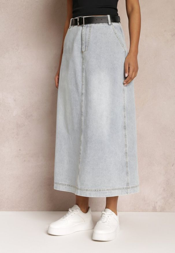 Renee - Jasnoniebieska Jeansowa Spódnica Maxi o Rozkloszowanym Kroju z Paskiem Teviva. Kolor: niebieski. Materiał: jeans. Sezon: lato, wiosna