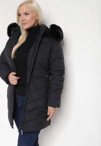 Born2be - Czarna Zimowa Kurtka Pikowana o Długim Kroju z Odpinanym Kapturem i Futrem Torika. Okazja: na co dzień. Kolekcja: plus size. Kolor: czarny. Materiał: futro. Długość: długie. Wzór: aplikacja. Sezon: zima. Styl: casual #3