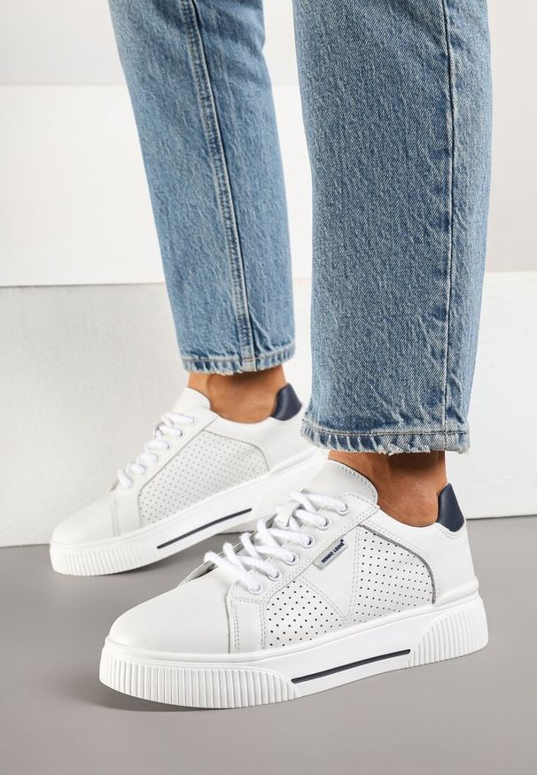 Renee - Białe Sneakersy Typu Tenisówki ze Skóry Naturalnej z Ozdobną Perforacją Vivallie. Okazja: na co dzień. Kolor: biały. Materiał: skóra. Szerokość cholewki: normalna. Obcas: na płaskiej podeszwie