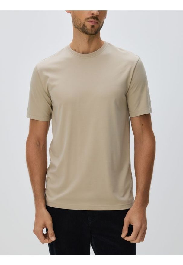 Reserved - T-shirt regular z wiskozą - beżowy. Kolor: beżowy. Materiał: wiskoza