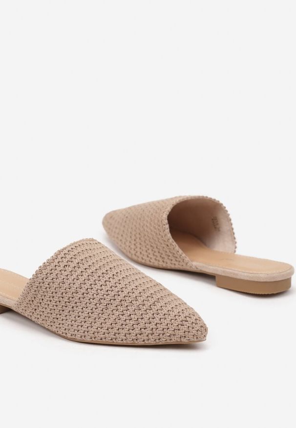 Renee - Ciemnobeżowe Klapki Typu Mule z Plecionki ze Szpiczastym Noskiem Alnil. Okazja: na co dzień. Nosek buta: szpiczasty. Kolor: beżowy. Materiał: jeans. Obcas: na obcasie. Styl: wizytowy, casual. Wysokość obcasa: niski