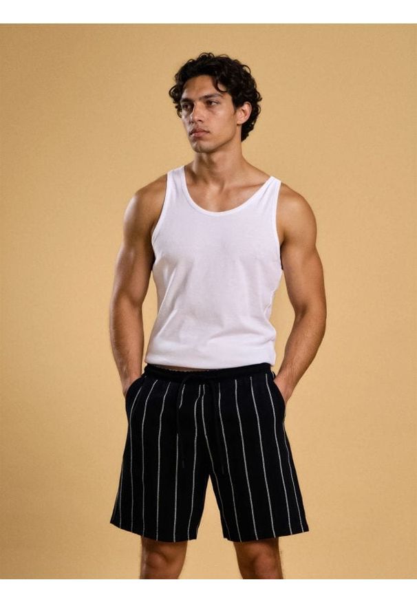 Sinsay - Bawełniane szorty w paski - granatowy. Kolor: niebieski. Materiał: bawełna. Wzór: paski