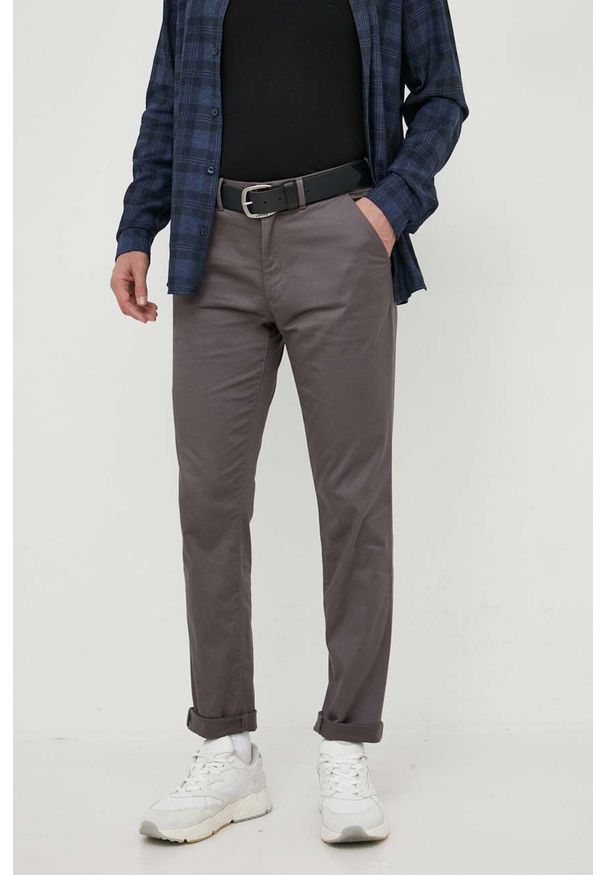 Calvin Klein spodnie męskie kolor szary w fasonie chinos. Okazja: na co dzień. Kolor: szary. Materiał: bawełna. Styl: casual